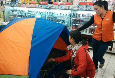 市光明路與弦歌大道交叉口污水堵路半個月無人治理，居民生活與戶外活動受影響